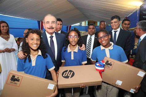 Presidente Danilo Medina Entrega Dos Escuelas A Comunidad De