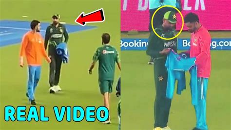 Virat Kohli Giving Signed Jersey To Babar Azam After India Vs Pakistan