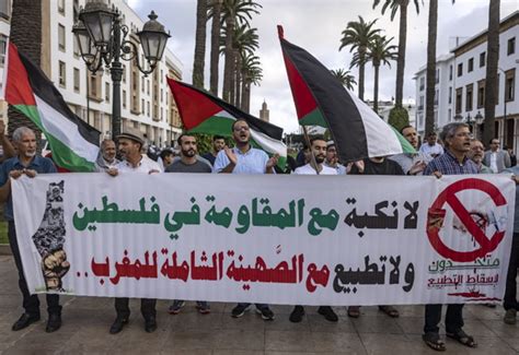 Manifestantes queman la bandera israelí en Marruecos