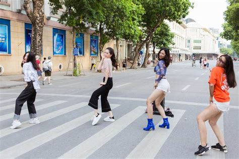 Đã không khoe thì thôi chứ Á hậu Phương Nga đã diện bikini thì chắc chắn đốt mắt