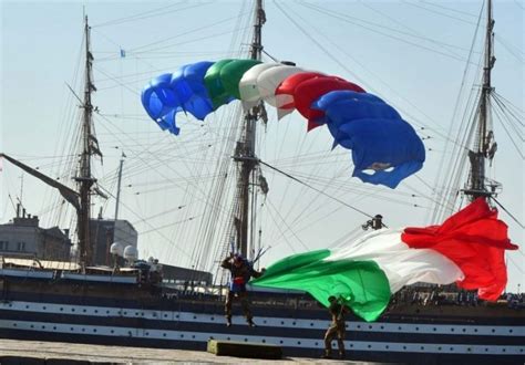 La Folgore Salutera Con Un Lancio La Amerigo Vespucci In Partenza Da