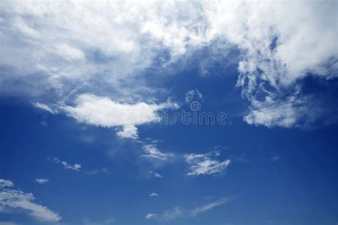 Bello Cielo Blu Con Le Nubi Bianche In Giorno Pieno Di Sole Fotografia