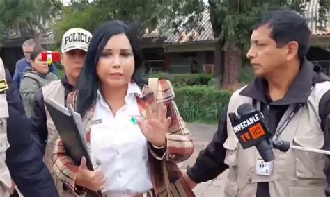 Ministra Elizabeth Galdo pierde los papeles en Cusco La Razón