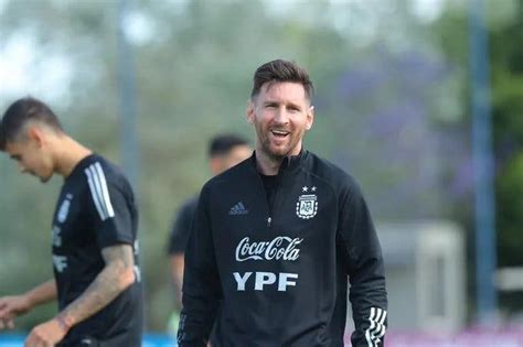 Lionel Messi llegó a la Argentina y un detalle en su look se hizo viral