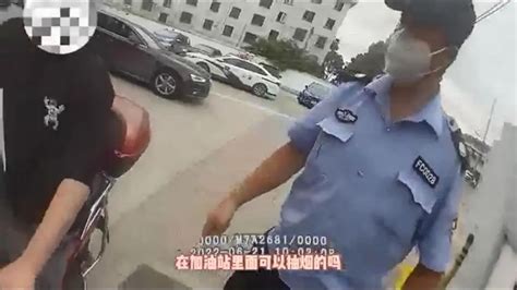 男子在奉城一加油站内抽烟，结果大快人心！