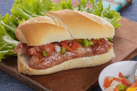 Sándwich típico argentino de choripan con chorizo y salsa criolla en