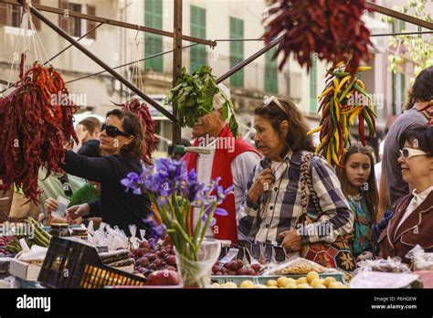 Mercado De Frutas Y Verduras Hi Res Stock Photography And Images Alamy