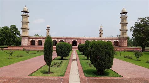 Download Majestic Tomb of Jahangir in the Heart of Lahore Wallpaper ...