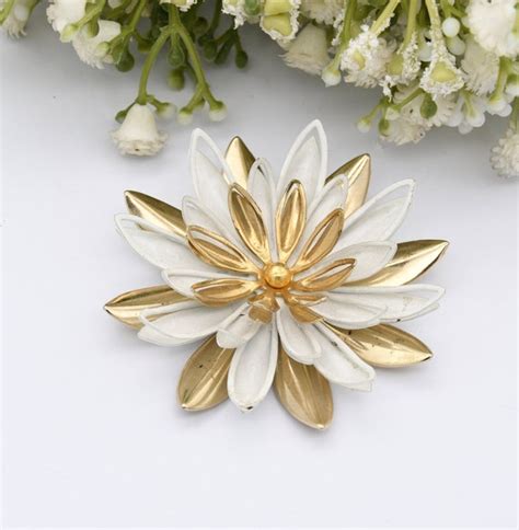 Vintage Sarah Coventry Flower Brooch Enamel White A Gem