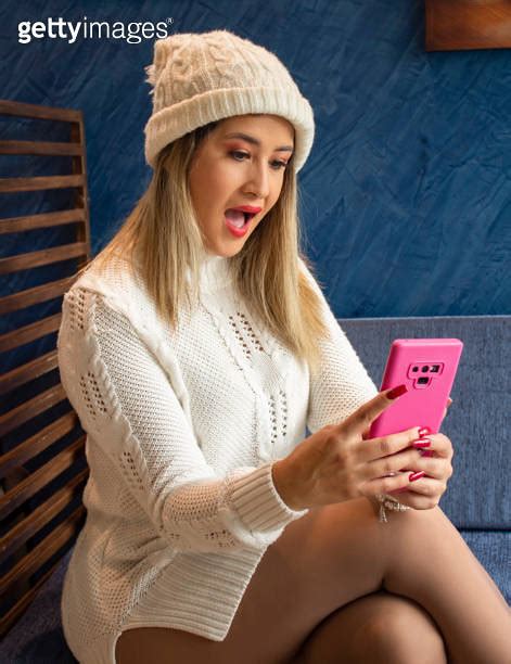 Blonde Woman Gets A Big Surprise When Looking At The Cell Phone Chica Rubia Con Celular En La
