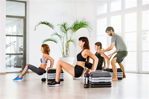 Clase De Gimnasia Con Personas Que Hacen Ejercicio Con Un Entrenador