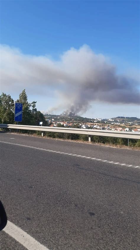 Mais de 120 operacionais e 3 meios aéreos combatem fogo em Loures SIC