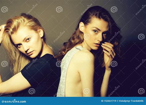 Deux Jeunes Filles Lgantes Sexy Image Stock Image Du Gens Mince