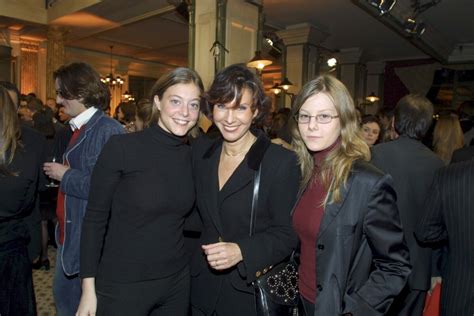 Photo Archives A Paris au Pavillon Ledoyen Denise FABRE entourée