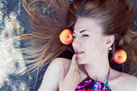 Photo De Belle Jolie Fille Blonde De Jeune Dame Avec Des Yeux Bleus Se Tenant Sous L Arbre De
