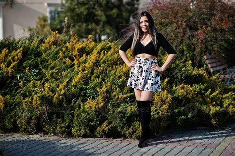 Bonita Chica Modelo Latina De Ecuador Usa Tops Negros Y Falda En La Calle 10581066 Foto De