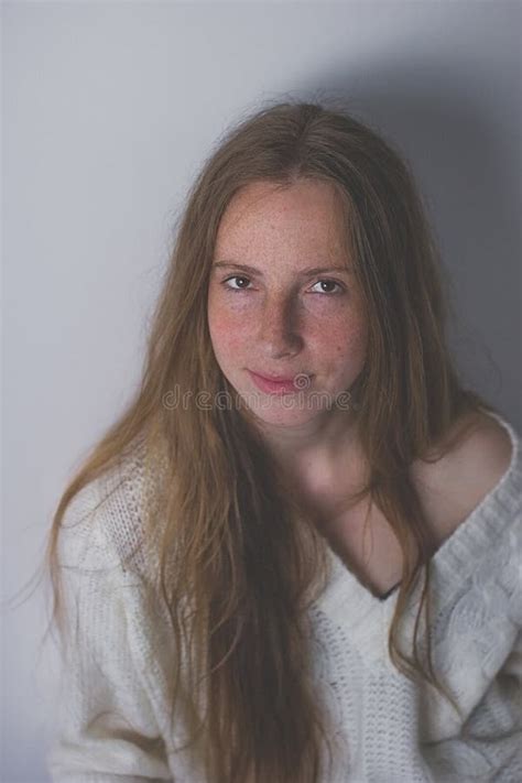 Portrait D Une Fille Blonde Avec Des Taches De Rousseur Sans Maquillage