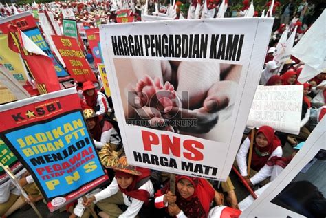 Ribuan Bidan Desa Demo Tuntut Diangkat Jadi Pns Republika Online