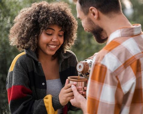 Feliz Pareja Pasar Tiempo Juntos Acampando Al Aire Libre Foto Gratis