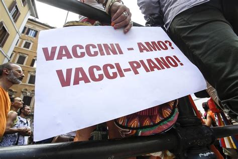 Egoismo E Complotto Le Due Facce Dei No Vax L Espresso