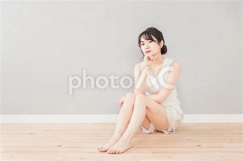 座って頬杖をついて考える・悩む女性 No 26882175｜写真素材なら「写真ac」無料（フリー）ダウンロードok