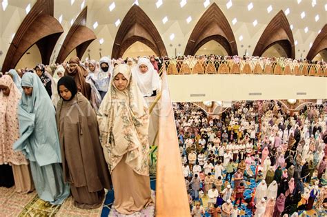 Shalat Idul Fitri Di Masjid Raya Al Jabbar Antara Foto