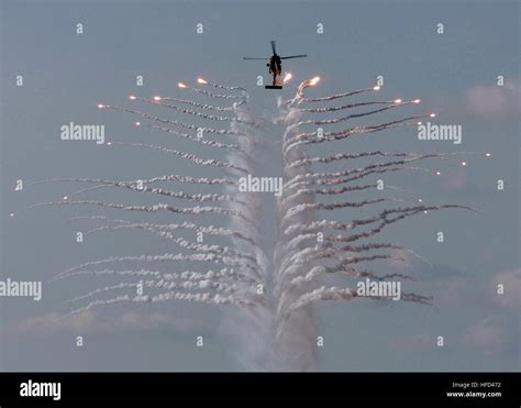 Heat Seeking Flares Hi Res Stock Photography And Images Alamy