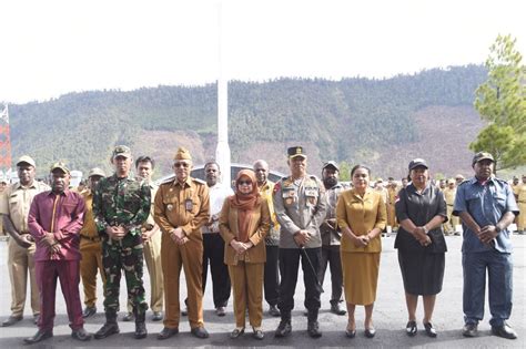 Penjabat Bupati Tumiran Serahkan Nhpd Kepada Sejumlah Lembaga Papua