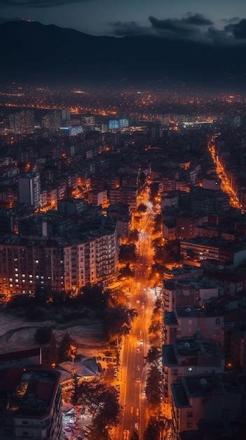 Una Vista Nocturna De Una Ciudad Con Un Paisaje Urbano Y El Cielo