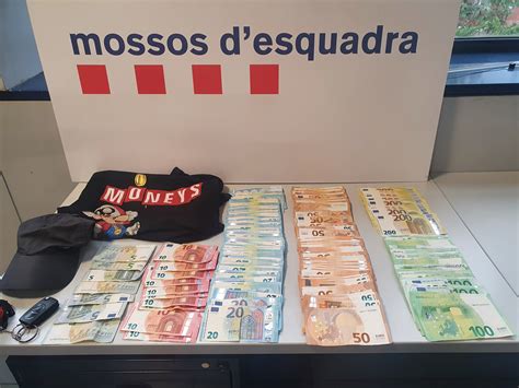 Mossos On Twitter Un Home Va Patir Una Estrebada A Badalona I Li Van