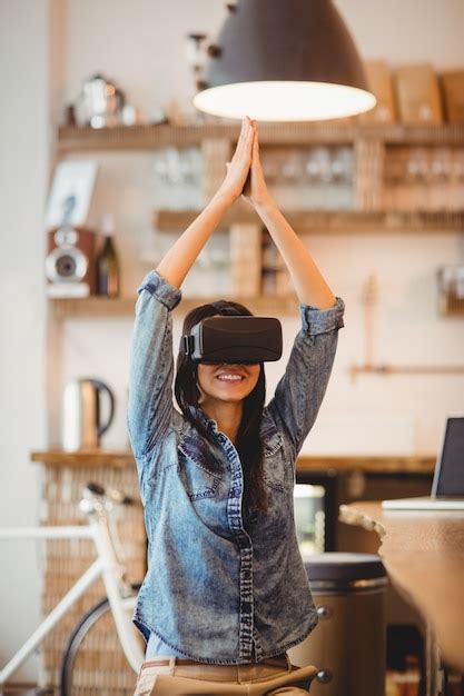 Jovem Mulher Usando O Fone De Ouvido Da Realidade Virtual Foto Premium