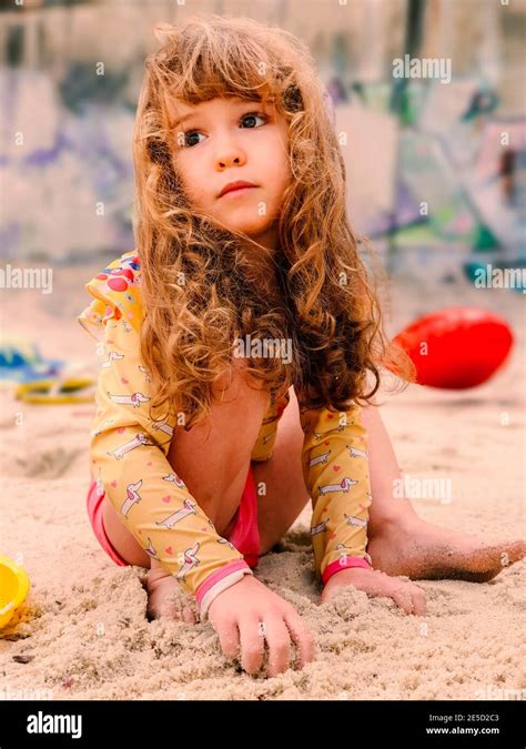 Portr T Eines M Dchens Am Strand Sitzend Und Mit Sand Spielend Rio De