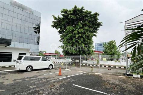 Gedung Tiga Lantai Mudah Diakses Di Jl Tb Simatupang Jakarta Oleh