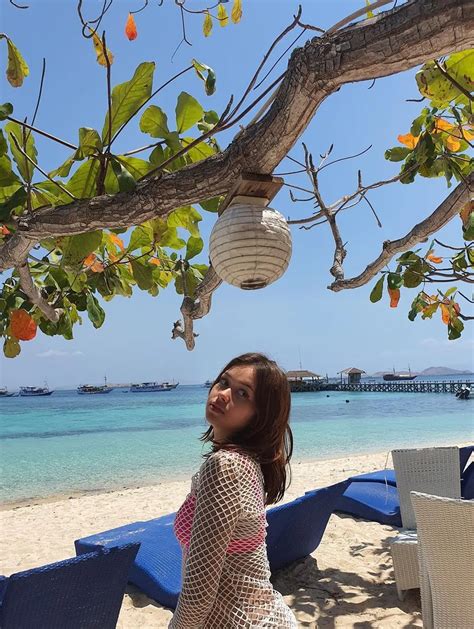 Gaya Rebecca Klopper Saat Liburan Di Pantai Melepas Penat Foto