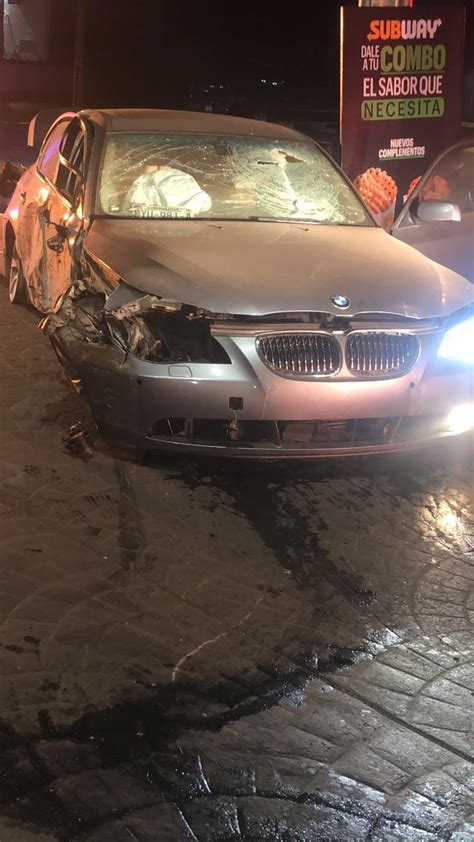 Deja Abandonado Su Bmw Tras Chocar Contra Un Poste De Concreto En La