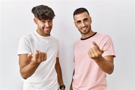 Jovem Casal Gay Parado Sobre O Fundo Isolado Acendendo Vem Aqui Gesto Convidando Manualmente A