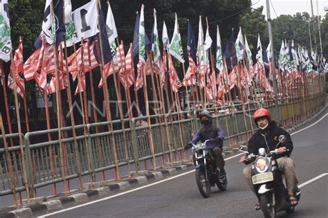 Bendera Parpol Bertebaran ANTARA Foto