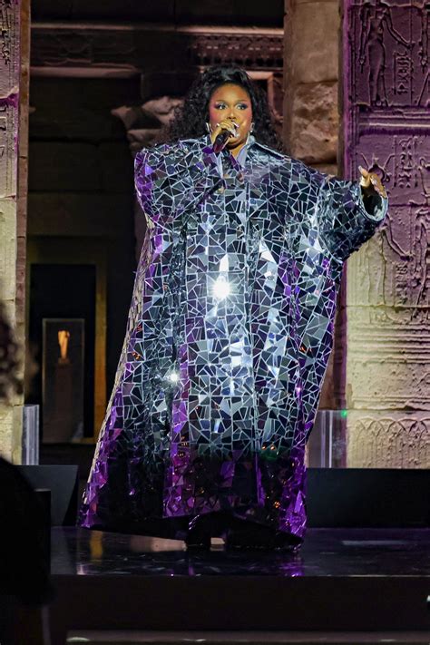 Lizzo & Her Flute Shut Down The Met Gala With A Performance In The ...