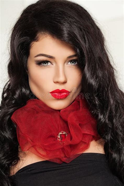 Nettes Brunette Frauen Mode Modell Mit Dem Gewellten Haar Stockfoto Bild Von Kosmetik Person