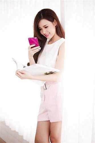 Vẻ đẹp trong veo của hot girl Midu