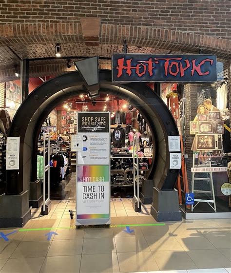 Pin By Alternative Girl On Alternative People Characters Decor Fashion Nails Old Hot Topic