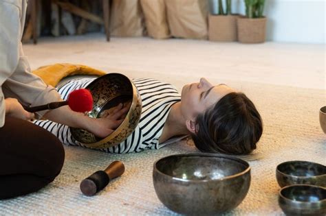 La Mujer De La Medicina Tibetana Utiliza La Terapia De Sonido Del T Bet