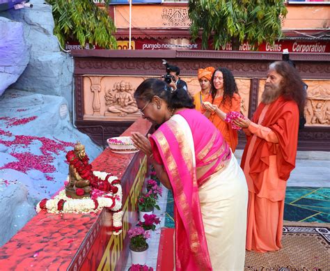 President Droupadi Murmu Offers Prayers To Lord Hanuman At Parmarth