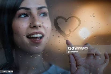 Young Person Looking Out Window Drawing ストックフォトと画像 Getty Images