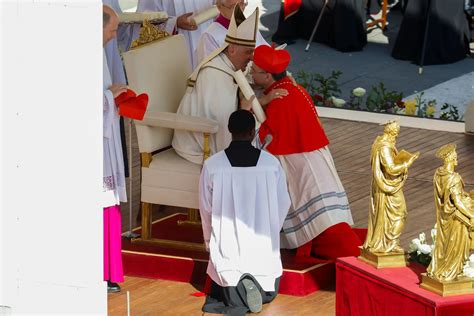 O momento em que D Américo Aguiar é feito cardeal pelo Papa Francisco