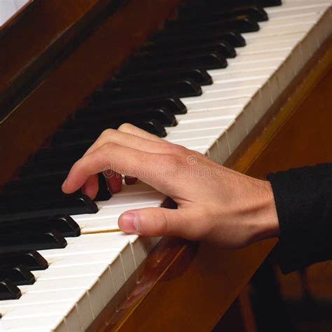 Mano Del Pianista Que Juega El Piano Digital En Fondo Negro Imagen De