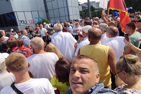 Disa njerëz mblidhen në kryeqytet për protestë pro Qeverisë Analistët