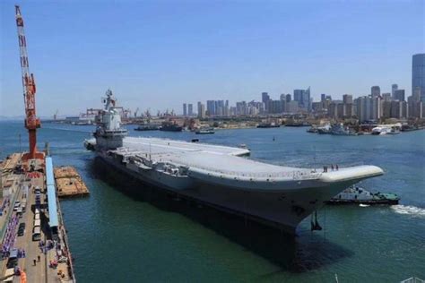 大連造船廠汽笛長鳴，兩艘巨艦率先出海，雙航母將緊隨其後 每日頭條