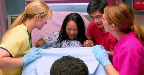 Frun rusar till sjukhus med smärtor i underlivet men fyndet i hennes vagina får maken att