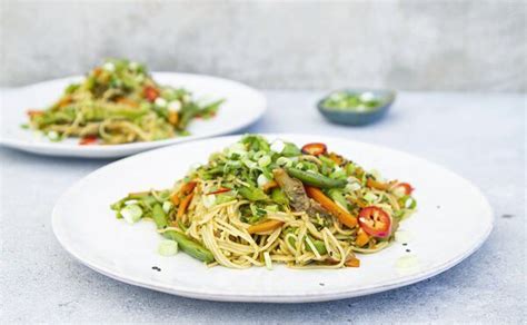 Vegetarische Singapore Noedels Met Bimi En Knapperige Wortels Noodles Con Verduras Verduras